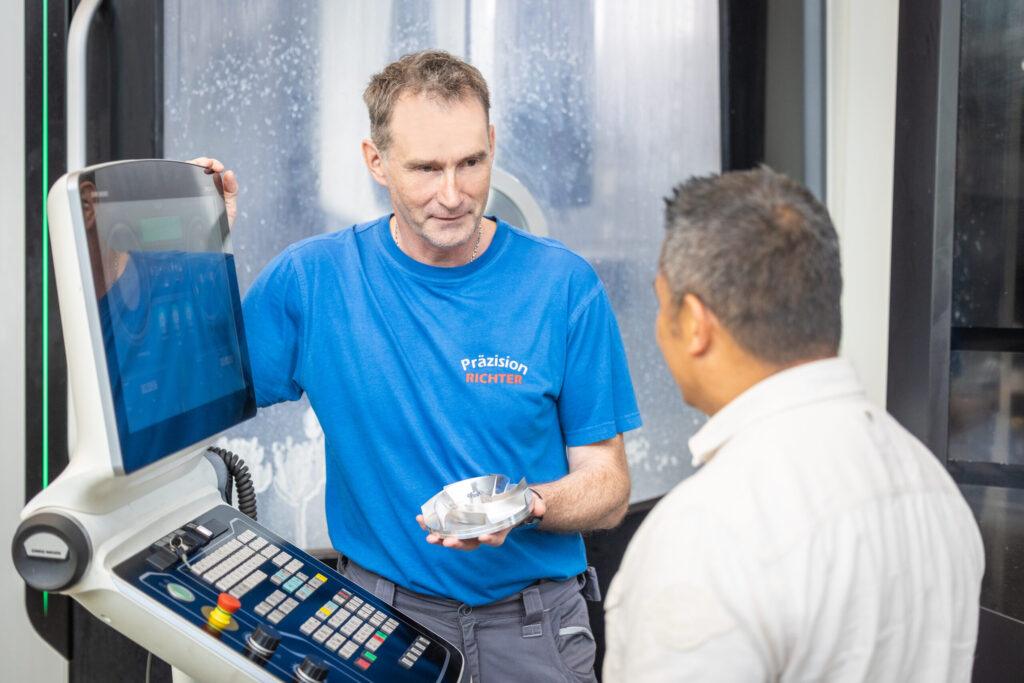 Systemlieferant Wir bieten Fertigungsdienstleistungen in Zusammenarbeit mit langjährigen Partnerbetrieben. Das Leistungsspektrum umfasst Wasserstrahl- und Laserschneiden, Draht- und Senkerodieren sowie komplette Blechbearbeitung und Oberflächenbehandlungen. Die Prozesse sind auf hohe Maßhaltigkeit und Wiederholgenauigkeit ausgelegt.