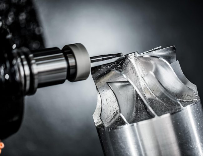 CNC-Bearbeitung Mit unserer 5-Achs-Bearbeitung fertigen wir komplexe Bauteile und Prototypen in einem Arbeitsgang, was Zeit spart und die Maßgenauigkeit erhöht. Für spröde Werkstoffe wie Keramik und Karbide setzen wir die Ultrasonic-Technologie ein. Durch den Einsatz von Paletten-Automationen sind unsere Fräsprozesse auch auf Kleinserien oder mittlere Serienfertigung ausgelegt. Darüber hinaus sind wir auf die Graphitbearbeitung spezialisiert – insbesondere für Bipolarplatten zur Wasserstoffherstellung.